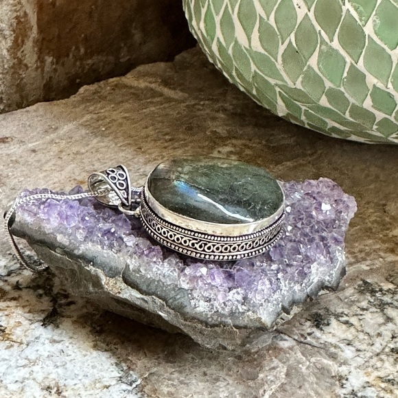 Silver Round Labradorite Stone Necklace - Picture 5 of 9